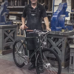 Pashley Morgan 8 -Sähköpyörät Myymälä products Pashley Morgan 3 in Morgan Factory with employee