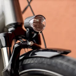 Trek District+ 7 Grey 500Wh -Sähköpyörät Myymälä sahkopyoran integroitu etuvalo