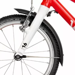 Woom Lokasuoja Pikakiinnitys (2021 Eteenpäin) -Sähköpyörät Myymälä woom SNAP click on fenders w3 mounted front detail 02 2100x1400 6b88ab1f c002 4d5f 93b6 c35efcdf8899